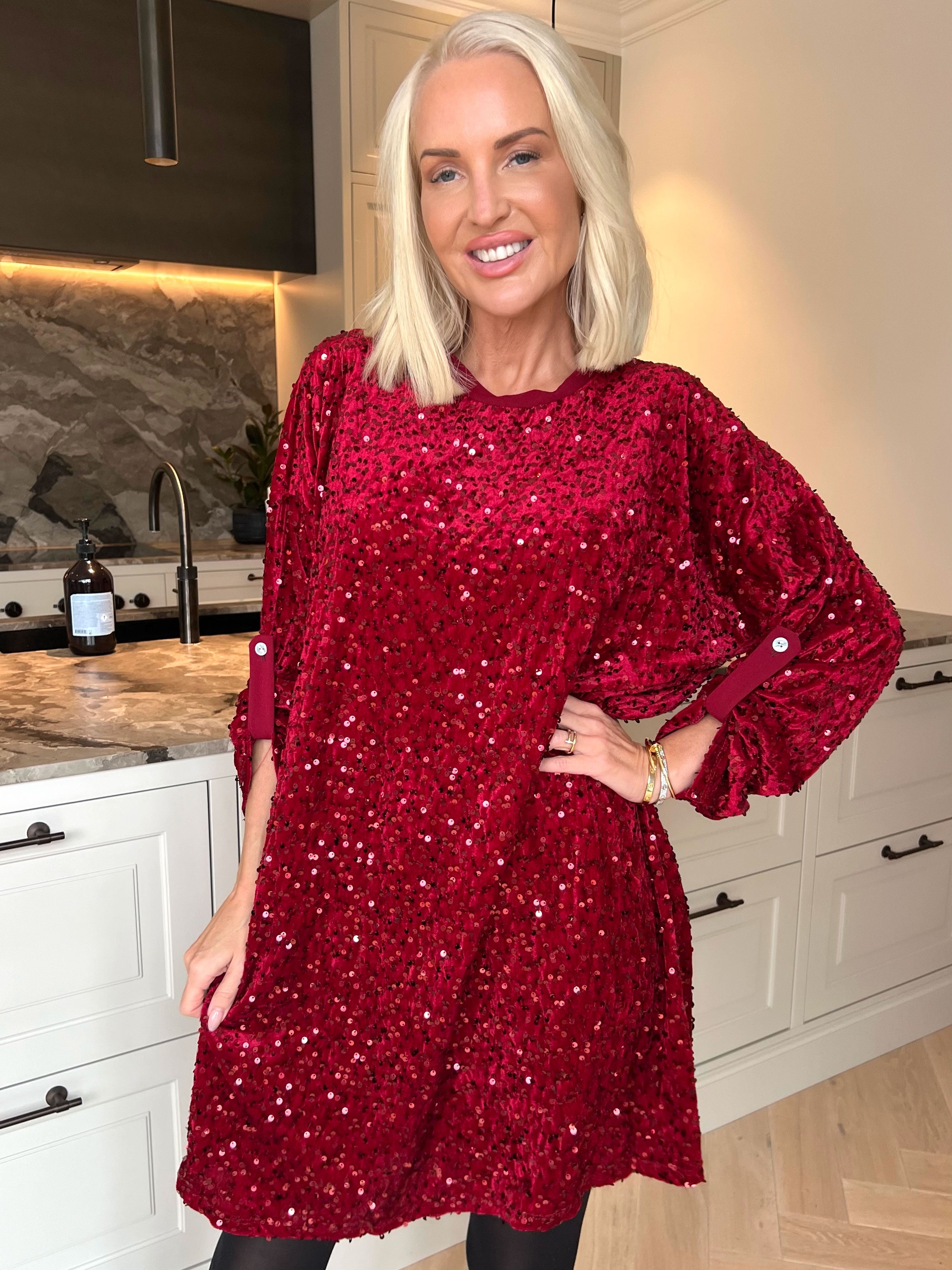 Ilaria - Velourklänning i plus size i viskos med festliga paljetter som ger en glamorös look